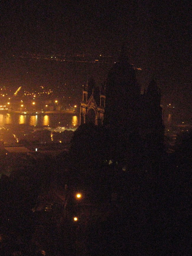 ベランダから夜景を見て興奮。この景色を見たいがために、このポウザーダをとったのです。