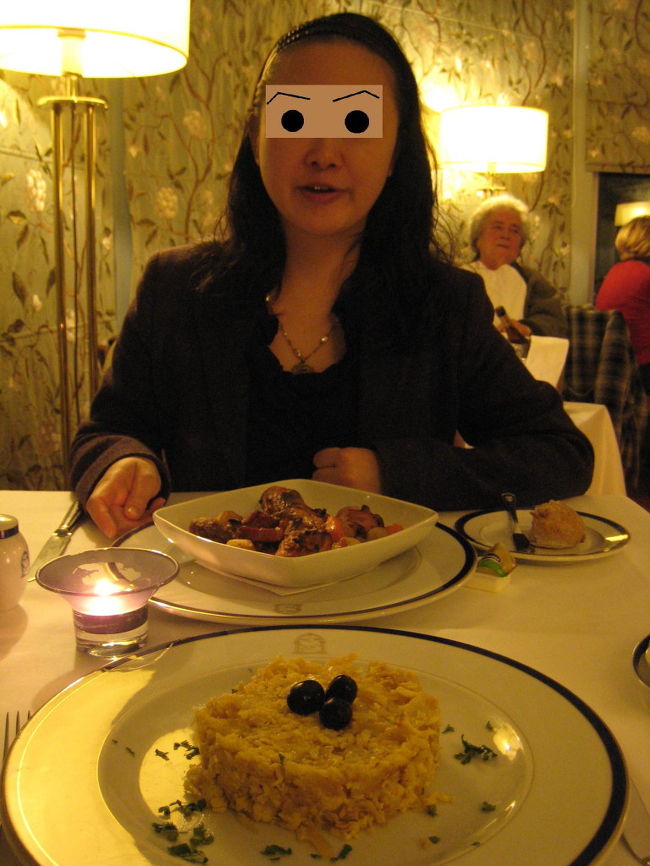 ポウザーダは、各地方の食材を使った料理を提供するレストランもウリの１つです。<br /><br />アラカルトメニューもありましたが、プレフィクスのコースがあって25ユーロ均一。安い。。。<br />今晩のメインは、鶏と野菜のローストと、干しダラ、玉ねぎ、フライドポテトを卵で閉じたポルトガル料理Bacalhau a Bras。<br />もちろん、おいしかったけど、これまた量が多くて大変でした。<br />デザート＆チーズはブッフェ形式でしたが、あまりお腹に余裕がありませんでした。ううう〜。