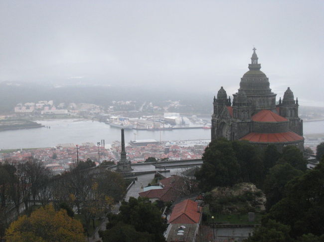 朝になって、ベランダから風景を楽しみます。手前はサンタ・ルジア教会。向こうはリマ川。<br /><br />朝ご飯も大変おいしゅうございました。