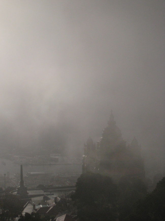 晴れたかなーと思ったら、あっという間に霧に包まれる。。。そしてまた晴れる。山頂なので、霧と言うか雲と言うか。。。<br /><br />ポルトガル北部は、リスボン近郊より雨が多かったです。