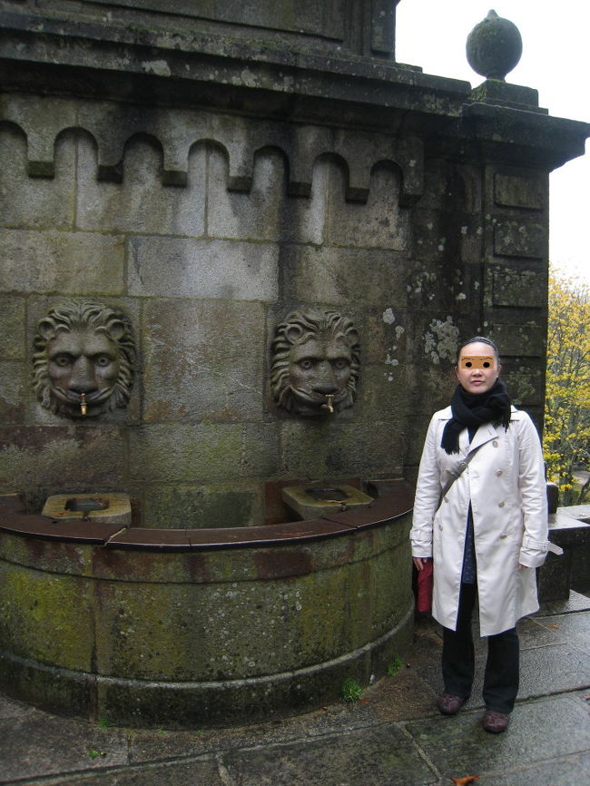 てくてく歩いて、サンタ・ルジア教会の方へ行ってみました。ポウザーダからの教会までは公園のようになっています。<br /><br />このライオンの噴水から、タンクに水を汲んでいる人が数人いた。何か有名な水なんだろうか？