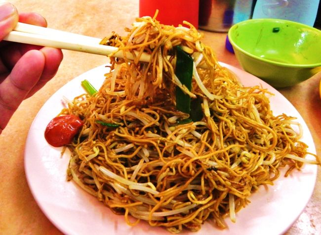 ねぎともやしだけの素炒麺Ｘ２<br /><br />いくらでも入る♪<br /><br /><br />これに熱水Ｘ２で５９Ｈｋｄ<br /><br /><br />ごちそおさま<br /><br />ここすごいこんでるけれどちょっと待てばどこか座れます。こういうとこは相席基本<br /><br />狭いとこにテーブルと椅子詰め込んでるから、奥のひと出ようとしたらみんなどかなあきまへん、ええ感じ<br /><br />入るのも同じやな