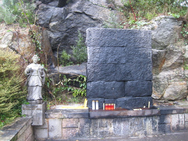 ここは。。。？ろうそくがお供えしてありました。