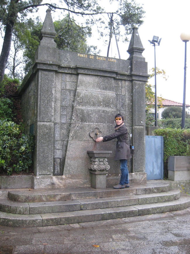 冷たい！と言いつつ、わざわざ手を水に浸す夫。