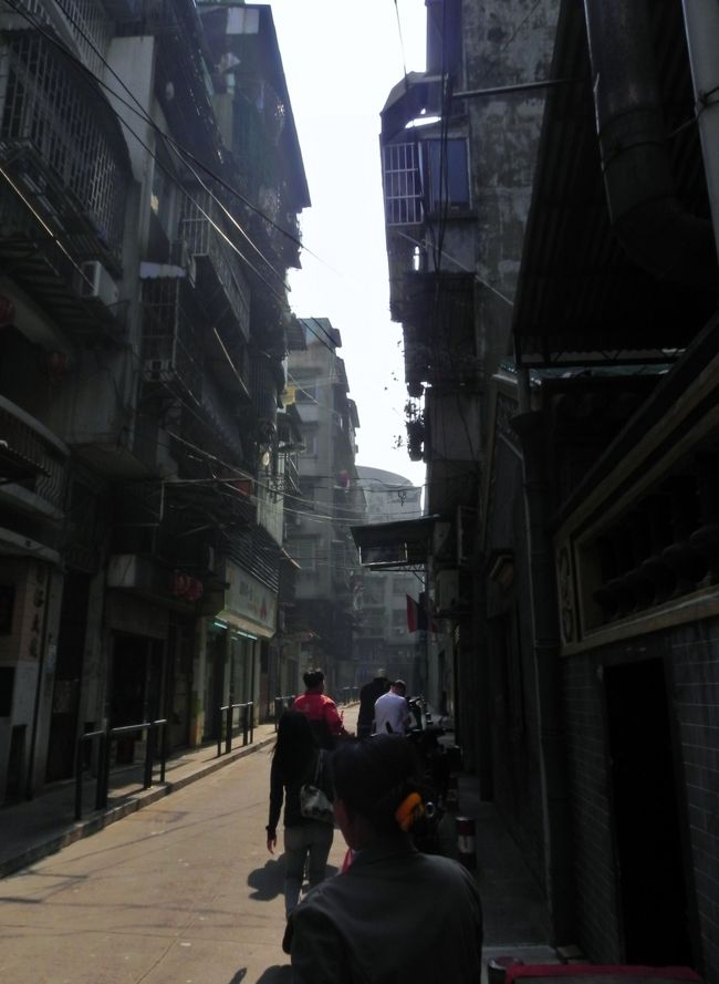 灰色の路地の向こう、霧がかかったみたいに霞むのがとても似合っている<br /><br />おいらには新鮮だった、東茫洋新真街あたり