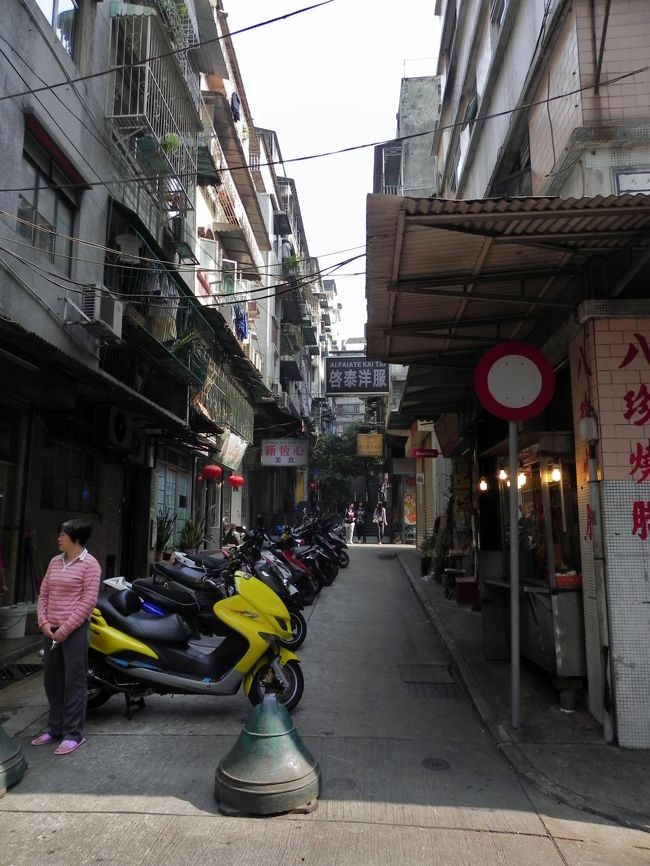 街が灰色だと原色のスクーターが映えますね<br /><br />そおかぁ、マカオは香港と違って台北と同じくスクーター派なんだ