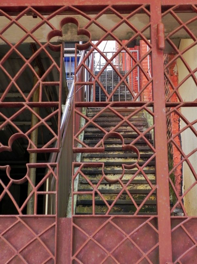 教会らしいが剃髪僧がいた