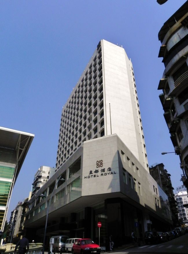 １４時０６分<br /><br />ＨｏｔｅｌＲｏｙａｌ外観<br /><br />まだやって、ふ〜ん<br /><br />本来１４階用意させてもらいましたが清掃が遅れております、９階の同グレードのお部屋ならすぐ用意できますがとの仰せに従いチェックイン<br /><br /><br />スタッフみんな忙しそうなのにてきぱきとキモチよし<br /><br />ベルキャプテンくるくる大忙しでも笑顔で応対♪<br /><br />正解かな？<br /><br /><br />