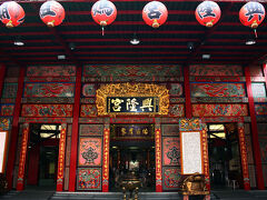 老街入り口付近にも媽祖を祀った廟“興隆宮”がある。