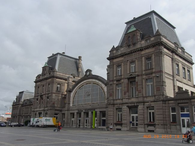オステンド駅。<br />駅の後ろは海。そこにはフェリー乗り場があり、ドーバー海峡を渡ってイギリスまで行けます。<br />ユーロスターが出来るまでは、ここは玄関口としてフェリーでイギリスとを行き来する人たちで溢れ、と〜っても賑わってたそうです。<br />