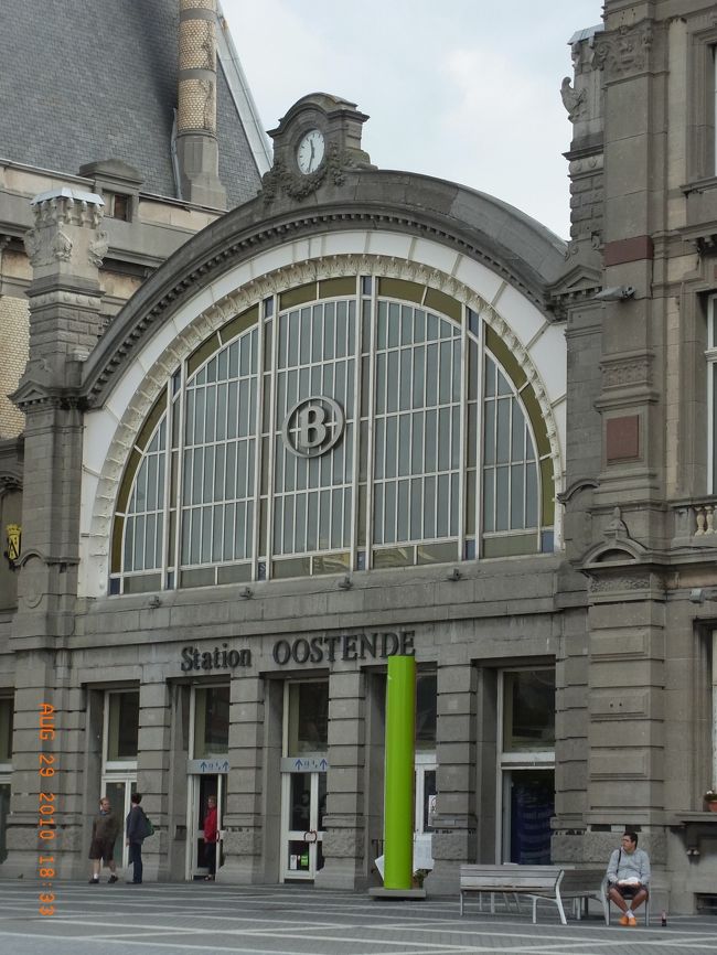 ”OOSTENDE”は直訳すると「東の端」という意味だそう。<br />でも実際にはここオステンドはベルギーの西の端。<br />う〜ん・・・なんか特別な意味でもあるんでしょうか？？<br /><br />↑　これど〜しても気になって日本に帰って来てから調べました。<br />このあたり、昔は北海と入江に囲まれた小さな島だったようです。<br />その島の東の端だったので”Oostende”という名前がついたみたい。<br />その島がくっついたので、ベルギーの国全体として見るとオステンドは西の端になるわけです。<br /><br />あ〜、スッキリした(^-^)