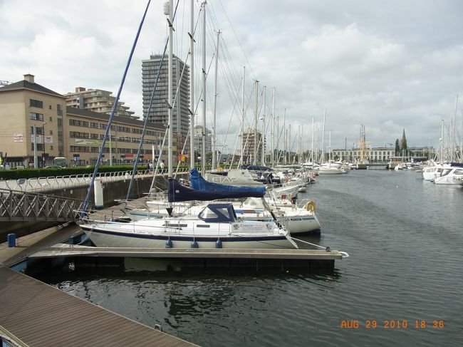 駅舎を背にして歩いていくと、目の前にはヨットハーバー。<br />ベルギーで海を見れるとは思ってなかったのでテンションアゲアゲ☆<br />この辺りまで来ると潮の香りがぷんぷん♪<br />