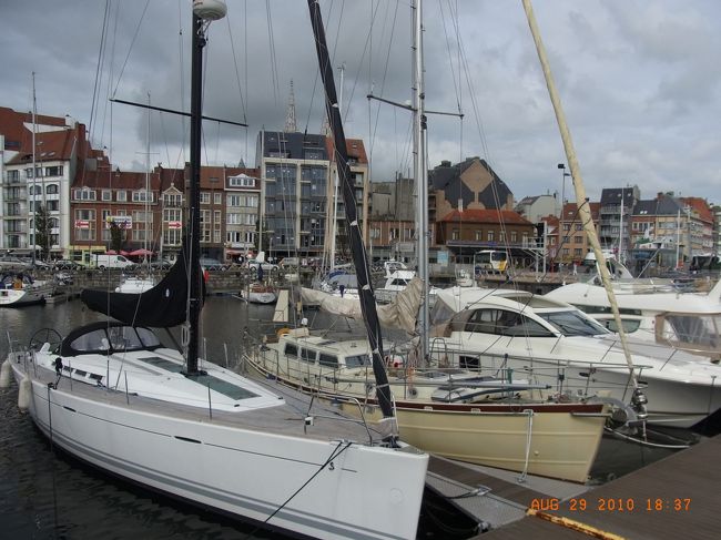 さぁ、ベルギーの端っこの町を探索だっ。<br />うん？？　ちょっと待てよ、人が少なくないですか？？<br />シーズンは過ぎたとはいえ、まだ8月。しかもここはベルギー最大のリゾート地じゃありませんか〜。リゾートと呼ぶにはちとさみしい。。。<br /><br />『今年の夏は寒くて海にも入れないし、空も毎日曇ってばかりで・・』とコーヒー屋のご主人が嘆いておりました。