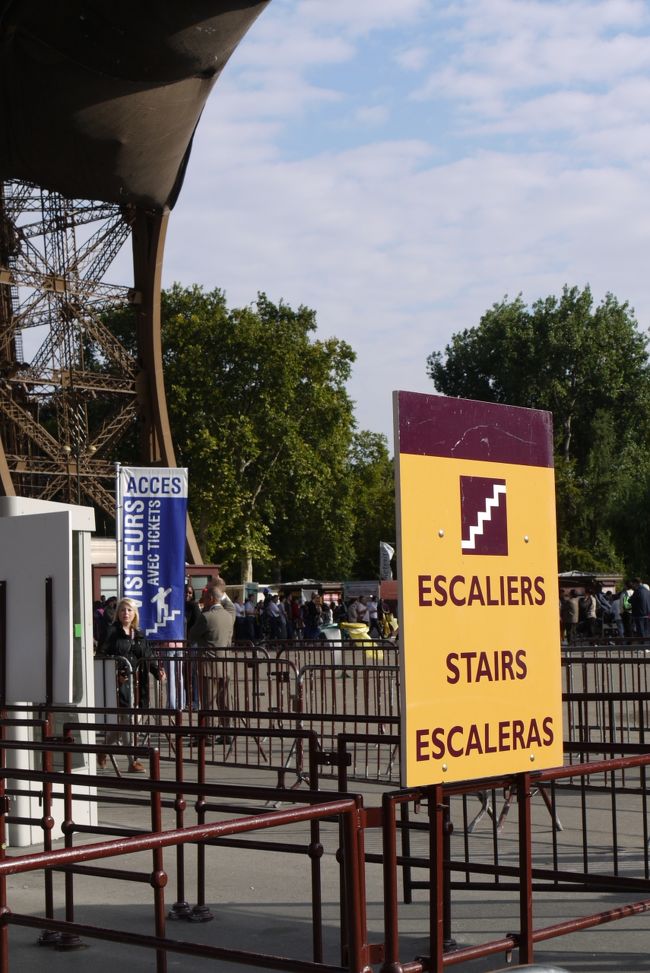 パリは今回で５回目の訪問（1984,2006､2008,2009と今回）です。<br />2006年以来、毎年エッフェル塔に登ろうと挑戦したのですが、列の長さに挫折（昨年は1.5時間待って登れなかった）していたので、今回こそは!<br />と挑戦しました。<br />今回は第３展望台まで行くのはあきらめて、階段で第２展台まで目指す事に！階段で上るには、写真に示す専用のチケット売り場で購入します。
