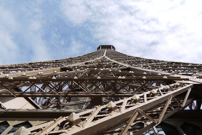 途中、第一展望台（レストランや売店があります）をクリヤし第二展望台を目指します。<br />第二展望台に着くと、ＴＯＰ行きの専用エレベータが目に入り、切符売り場もあります。そうです、地上から長い列を並ばばなくても、階段で第二展望台まで登り、そこからＴＯＰまでエレベータを利用すれば切符の購入と順番待ち併せて３０分程度でＴＯＰです。