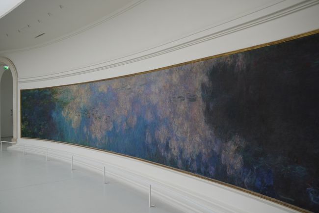 オランジェリー美術館に初めてきました。<br />この美術館は、モネの『睡蓮』の連作を収めるために美術館として整備されたとのことなので、ルノアールの作品を鑑賞したあとは、この「睡蓮」を堪能しました。（その１）