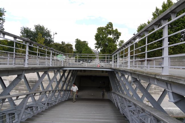 オランジェリー美術館から、セーヌ川をレオポール・セダール・サンゴール橋（鋼製アーチ式歩道橋）を使い渡ります。<br /><br />オルセー美術館とテュイルリー庭園を、セーヌ川を鋼鉄アーチで一跨ぎしているこの橋は上面がブラジル産の木材で覆われており軽く暖かい外観を持っている。また木製のベンチが設けられており散策者が一休みできるようになっています。