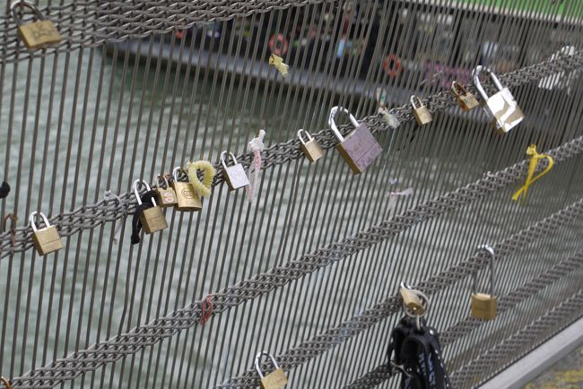 この橋には鍵が多数かかっていました。<br />恋人たちの証でしょうか？解説がないので良くわかりません。