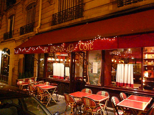 今夜のディナーは<br />Bistro d'a Cote Flaubert<br />住所： 10, rue Gustave Flaubert<br />電話: 01 42 67 05 81<br />最寄の地下鉄駅: Ternes駅<br />です。実は昨年、ホワイトコンセルジェで推薦してもらったレストランの一つで、ホテルの最寄駅(Courcelles駅)から地下鉄M2で一駅で近そうだったので、ホテルのコンセルジェに予約と場所を確認したところ、何と徒歩圏で行けました。<br /><br />