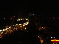ホテルの窓から見た市内。

少々、中心から外れているとは言え、暗すぎませんか？首都のわりに。