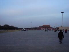 タクシーでやって来たのは、そう、天安門広場です。

Ｔｈｉｓ　ｉｓ　中国！！

中国に来たならとりあえず来とかないと。

それにしても広い！

そしてこの広場で何度となく歴史的事件が起きたと思うととても感慨深い。