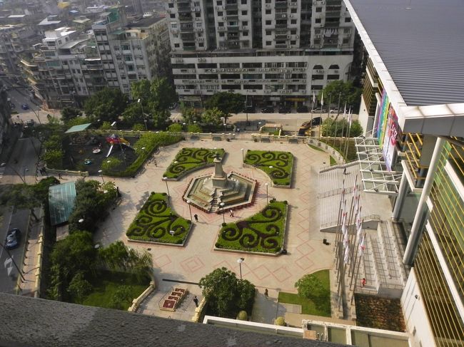 バスコダガマ公園が眼下に見える<br /><br />右の建物は体育館らしい