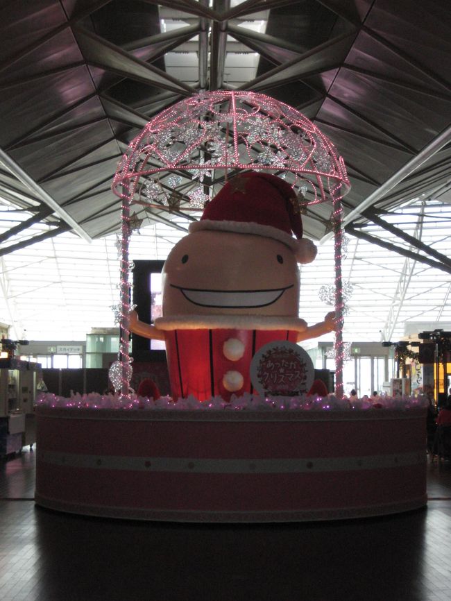 いつものように出発はセントレアから。<br />セントレアはすでにクリスマスモード☆<br /><br />今回はＪＡＬ利用。<br />１２：５０発のＪＬ３０８４便でまずは成田へ。<br /><br />