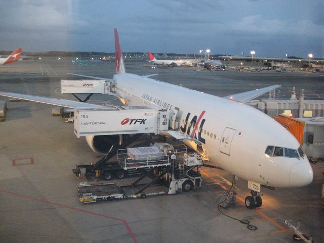 １４時に成田の第２ターミナル到着。<br />内際乗継施設でささっと手荷物検査と出国審査を済ませ、<br />免税店を見ながら、搭乗口へ。<br /><br />１７：５０発のＪＬ１８便でバンクーバーへ飛びます。<br />バンクーバーまで約８時間の空の旅☆