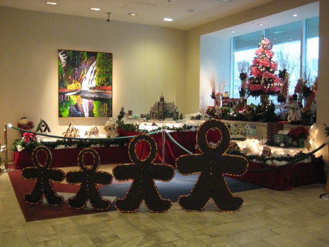 予定より少し早く、９：１０にバンクーバー国際空港到着。<br />入国審査で久しぶりに質問されて緊張；<br />といっても滞在目的、期間、ホテル名を<br />聞かれただけですが；；<br /><br />ツアー会社の送迎車に乗って３０分ほどで<br />宿泊先のハイアット・リージェンシー・バンクーバー到着。<br />