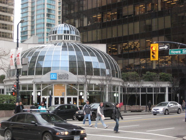 ちょっと部屋で休憩した後は、<br />観光案内所に行ってパンフレットをもらったり、<br />両替所でカナダドルに両替したり。<br /><br />両替は成田空港は１ドル９１円強だったのに対し、<br />ダウンタウンでは８３円弱！！<br /><br /><br />その後はパシフィックセンターモールをぶらぶら。<br />いろいろなアパレルショップや広いフードコートがあります。<br /><br />アメリカの感謝祭セール、ブラックフライデーに対抗してか<br />アパレルショップではすでにセールが始まっていました。<br />特にアメリカブランドは店内全品４０％ＯＦＦとかも。