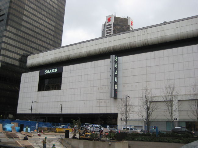 デパートのシアーズもぶらぶらと。<br />カナダ発のカジュアル・ブランド、ＲＯＯＴＳの服も<br />置いてあり、セールをしていました。