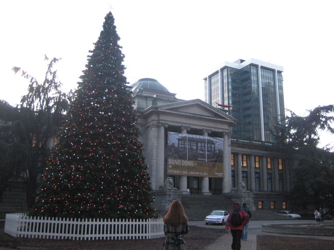 その後はバンクーバー美術館へ。<br />ギリシャ神殿のような石造りの円柱が目立つ建物は、<br />もとはブリティッシュ・コロンビア州の裁判所。<br />館内も趣のある重厚なつくりです。<br /><br />火曜日は夜２１時まで開館していて、<br />１７時以降はドネーション・ナイトとなっており、<br />寄付金で入館することができます。<br /><br /><br />このときはロバート・アダムスの写真展を開催中。<br />他にも写真や現代アートの作品がたくさん。<br /><br />カナダを代表する画家、エミリー・カーのギャラリーが<br />とても興味深かったです。