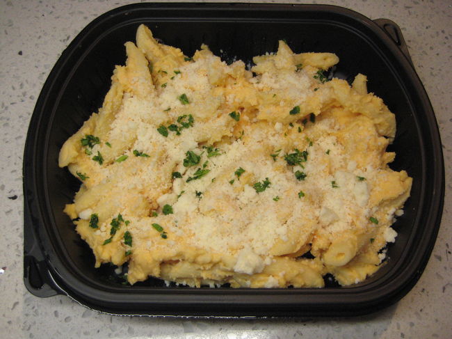 シャワーを浴びてさっぱりしたら晩ご飯♪<br />マカロニ＆チーズ＄５．９９。<br />チーズがとっても濃厚！<br /><br />スーパーには湯気の出ている<br />美味しそうなデリがずらっとならんでいて、<br />メキシカンやスパニッシュなど<br />日替わりでメニューが変わるみたいでした。<br />この日はイタリアンらしくパスタなどがならんでいて、<br />チーズの匂いにひかれてこちらをチョイス。<br /><br /><br />今日は時差の関係で１日が４１時間！<br />とっても疲れたので早く寝ますｚｚｚ