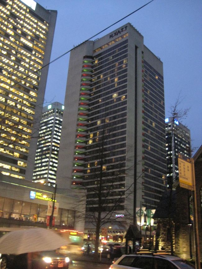 ２時間以上かけてじっくり美術館を楽しんだ後、<br />ホテル近くのアルバーニ通りにあるスーパー、<br />ＵＲＢＡＮ ＦＡＲＥで晩ご飯を買い、<br />ホテルへ戻ってきました。<br /><br /><br />ホテルはダウンタウンの中心にあり、<br />スカイトレインやバスの交通の便もよく、<br />どこへ行くにも便利です☆<br /><br />ホテルのロビーは<br />ロイヤルセンターモールに通じています。<br />このモールはスカイトレインのバラード駅に<br />直結しており、ドラッグストア、アパレルショップ、<br />飲食店、フードコートなどいろいろなお店があります。<br />が、閉店が早いので要注意；<br />マクドナルドとティム ホートンは２４時間営業です。<br />ホテルのロビーにはスタバもあるし、朝食に便利♪