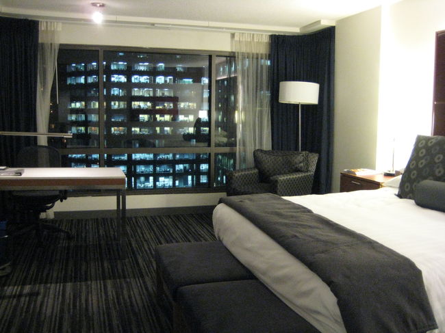 エレベーターはルームキーを挿さないと動かないので、<br />セキュリティ面も安心です☆<br /><br /><br />部屋は１人旅には贅沢なくらいの広さ。<br />インテリアはモダンでシンプル。<br /><br /><br />部屋に常備してあるものも、アイロン、<br />セキュリティーボックス、テレビ、傘、<br />コーヒーメーカーなど、至ってシンプル。<br />iPod用スピーカーがあるのがちょっと珍しいかな。<br /><br />コーヒーと紅茶は無料です。Ｔａｚｏ Ｔｅａなのが嬉しい♪<br />カップが陶器ではなく、使い捨てのものなのがマイナス。。<br /><br />冷蔵庫には買ってきたものを入れるスペースもあります。<br />宿泊客のプライバシー保護のため、<br />ミニバーの補充はチェックアウト後にのみ行うと<br />書いてありました。