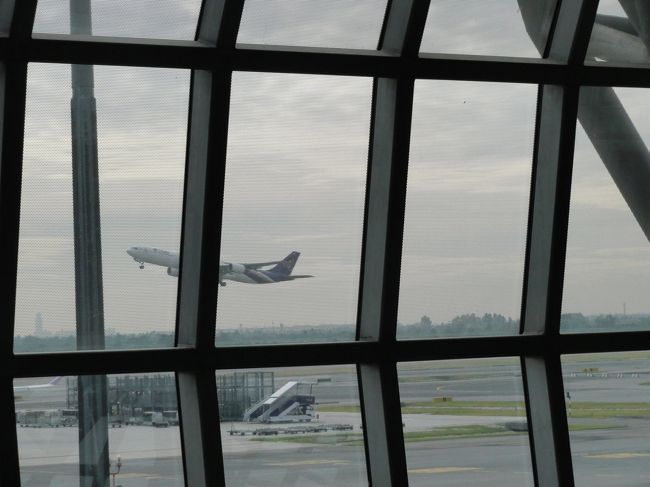 スワンナプーム国際空港で乗り継ぎ。<br />飛行機を見たりしているうちに、搭乗待合室が開く。<br />ここに至るまでに、短時間で２回もゲートの変更があった。<br />どうして？？