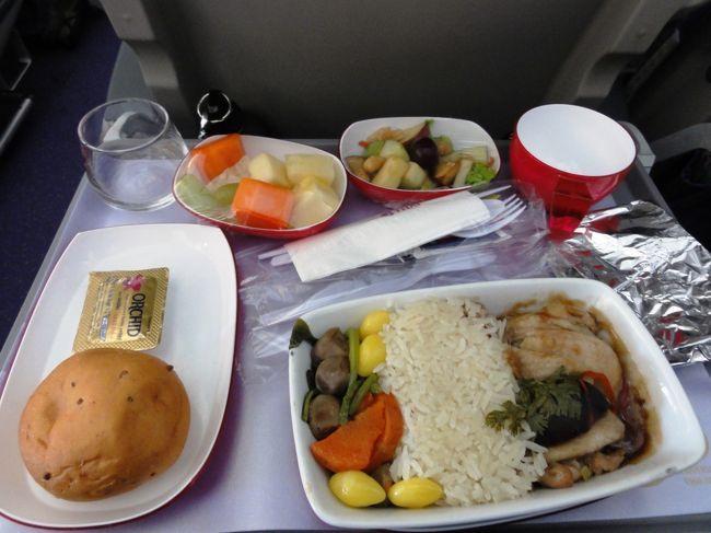 この便も満席。<br />またまた機内食。<br />バンコク→カトマンズ線なのに、日本料理みたいな味付けのおかずだった。<br />