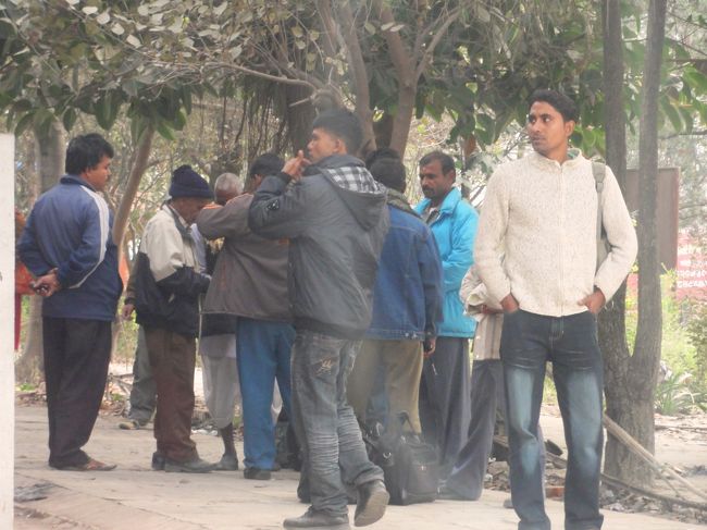 カトマンズに到着。<br />アライバルビザ取得の長い列を耐えて入国した。<br />はやく並ぼうと書類も現金も完璧だったつもりが、飛行機からうまく出られなかった。<br />あー後ろから降りればよかった…と思ってもあとの祭り。<br />急いでいる人は後部から降りるのがいいかも。<br />街を歩く人たちを見て、ネパールに来たんだと実感。