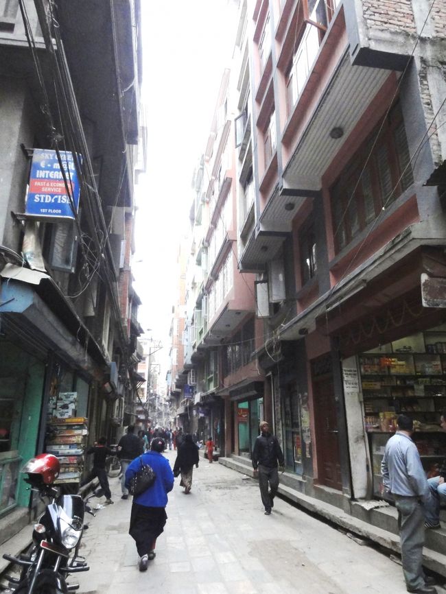 狭い道もある。歩行者用かと思っていたら、時々無理やり車が通るので、びっくり。<br />ここは日本ではない。気をつけなくては。