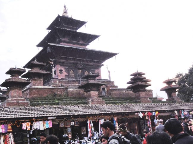 アサンチョークからインドラチョークをとおり、ダルバール広場へ。<br />お祭りかと思うようなたくさんの人と露店。<br />だんだん陽が落ちてきている。<br />ほとんどの職場はこの季節午後4時で終わるようだ。<br />家路を急ぐ人の波だったらしい。<br />夕食のために野菜を買う人も多く、どこもにぎわって活気にあふれている。<br />この時点ですでに「ネパールいいな」と思う。