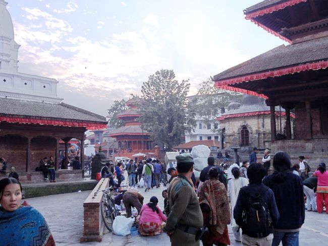 観光客だけでなく、地元カップルも多い。<br />暑くもなく、寒くもなく、夕暮れのダルバール広場をそぞろ歩く人たち。<br />