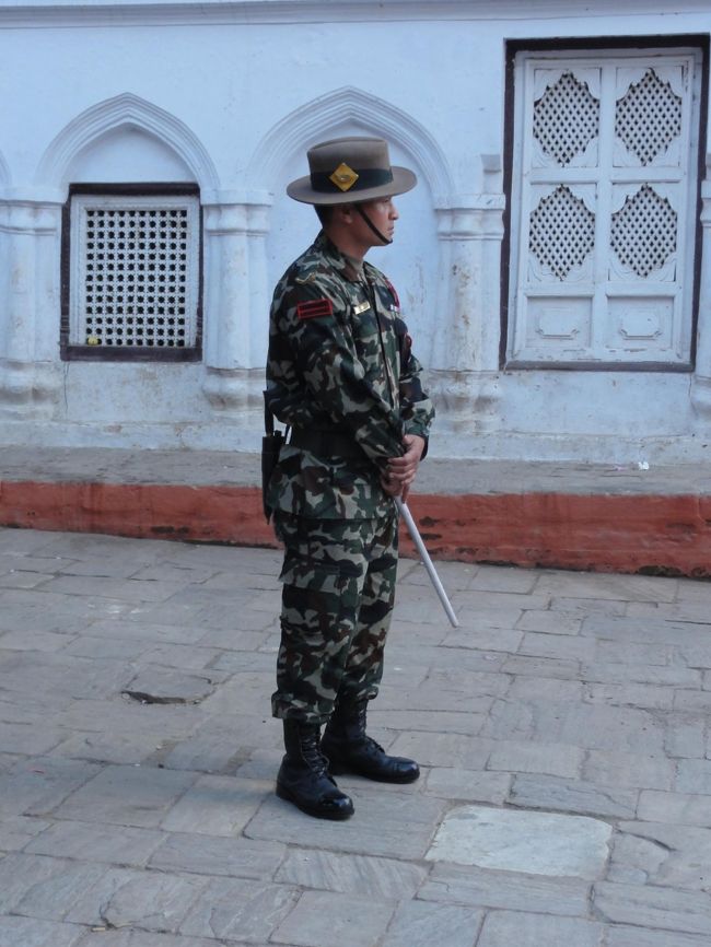 さすがにこの人のまわりは人が少ない。