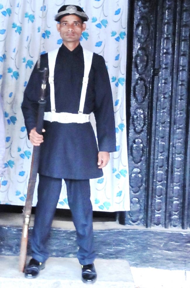 この奥はいっちゃだめといいながらも、けっこう愛想のいい警備のひと。<br />カメラを向けると笑います。