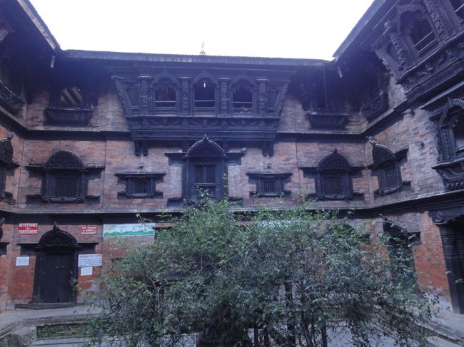 夕暮れのクマリの館で待ってみたが、もう本日のお出ましはないとのこと。<br />クマリは仏教徒サキャの少女の中から選ばれるが、なぜヒンドゥーの国王の儀式に仏教徒の生き神が祝福を？と疑問は尽きない。