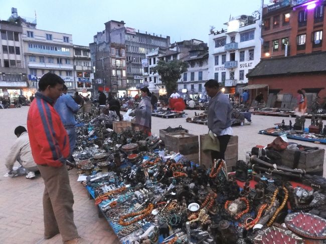 暗いのにまだまだ商売してます。<br />商品はよく見えないし、けっこう高い値からはじまるしで、さらっと流しておしまい。<br />ここからニューロードをとおり、ダルバールマルグ方面へ。<br />この時刻ごろから停電のようで、発電機の音がにぎやかだ。