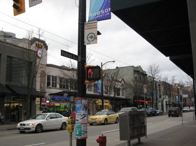 無事友人と再会し、早速行動開始！<br /><br />フォーシーズンズのクリスマスディスプレイを見たり、<br />パシフィックセンターモール、カナダのデパートＴｈｅ Ｂａｙや、<br />ロブソン通りのＲｏｏｔｓなどをぶらぶら。