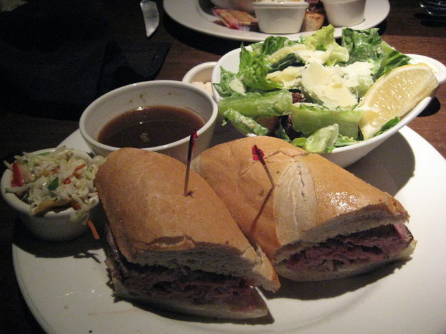 プライムリブのサンドイッチ＄１６．９５を注文。<br />サイドはシーザーサラダをチョイス。<br /><br />お肉は厚いけれど、やわらか〜い☆<br />しかし、すっごいボリューム！