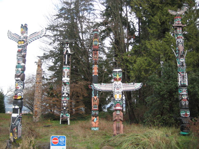 スタンレーパークの敷地は４００ヘクタール以上の広さ。<br />外周は約１０キロ、遊歩道とサイクリングロードに<br />なっています。<br /><br />バラ園や水族館など見所も満載。<br /><br />トーテムポール広場には、<br />カナダ太平洋インディアン各部族の<br />トーテムポールが立っています。