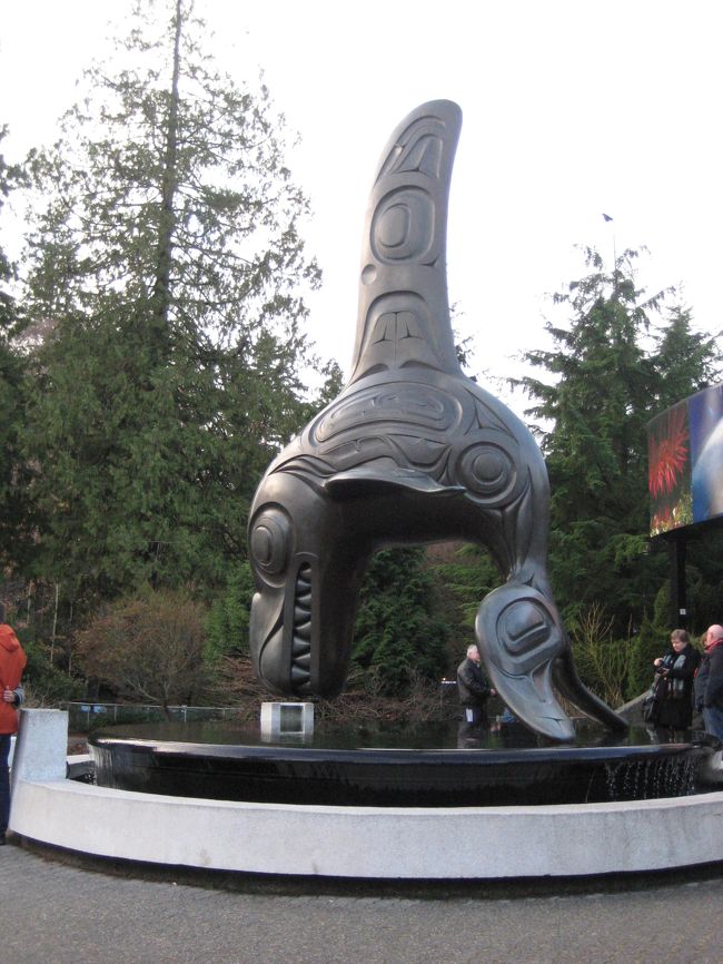 入り口には、カナダの彫刻家ビル・リードの<br />キラーホエール（シャチ）の彫刻があります。