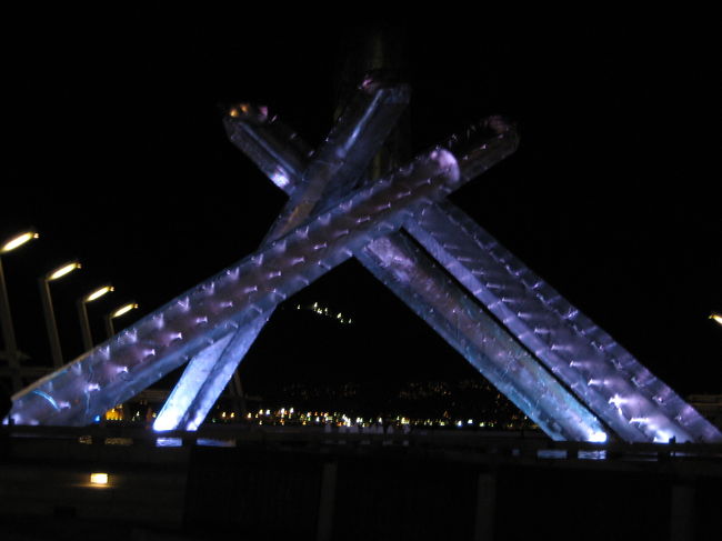 見終わったら、<br />コールハーバー沿いの道を歩いて<br />ダウンタウン中心へ向かいます。<br /><br />途中のカナダプレイスそばにあった<br />バンクーバーオリンピックの聖火台。<br />きれいにライトアップされていました。